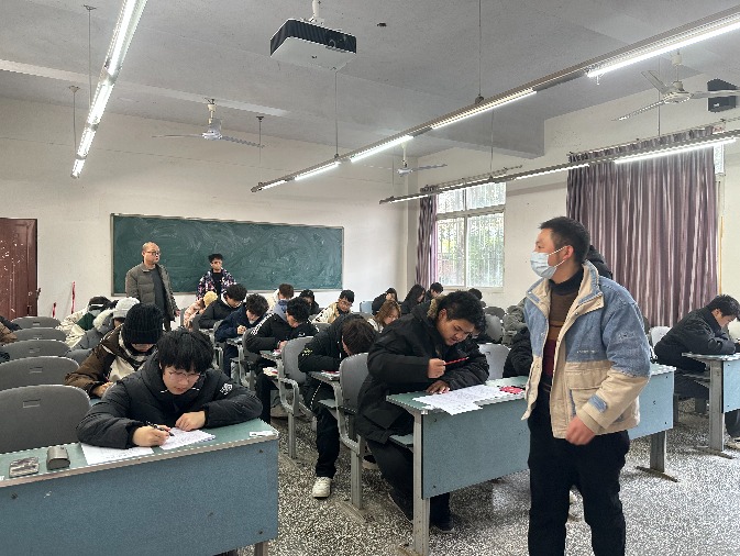 我校2025级新生《入学教育》考试顺利举行