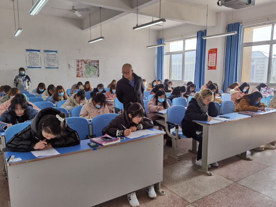 学生手册1.jpg