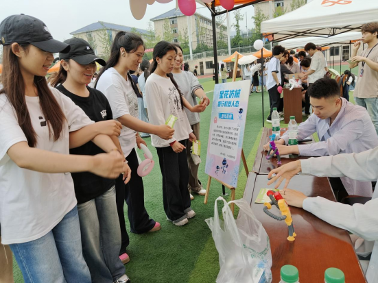 学校举办2026年“5.25”心理健康月系列活动—“花语沁心园，绽放向未来”游园会